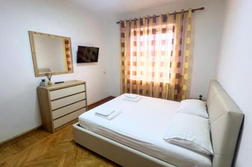 En eller flere senge i et værelse på Dalanaj Apartment