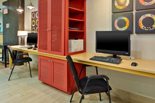 Μια τηλεόραση ή/και κέντρο ψυχαγωγίας στο Home2 Suites by Hilton Austin/Cedar Park