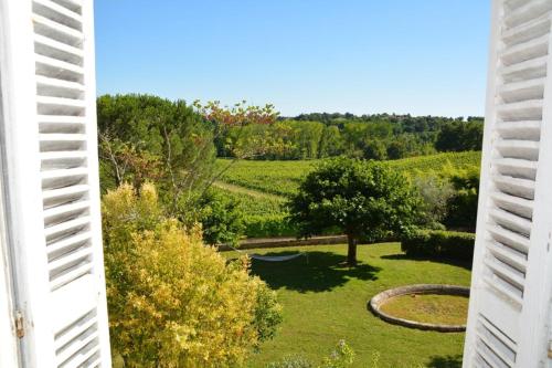 - une vue sur le jardin depuis un bâtiment dans l'établissement Château La Tuilière pool and it's own wineyard, à Saint-Ciers-de-Canesse