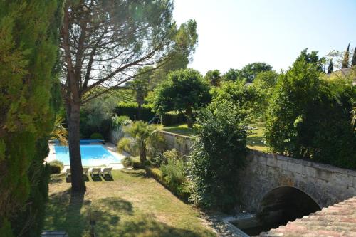 Château La Tuilière pool and it's own wineyard