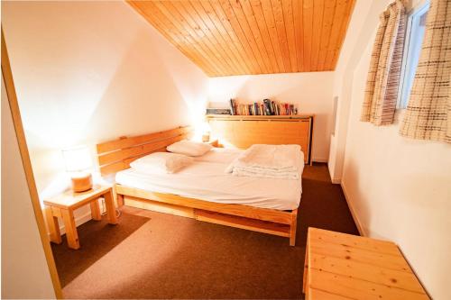- une petite chambre avec un lit dans l'établissement Résidence Les Arolles - 3 Pièces pour 8 Personnes 193148, à Villarodin-Bourget