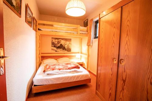 une chambre avec un lit superposé dans une pièce dans l'établissement Résidence Les Airelles - LES AIRELLES - AI26HD MAE-3154, à Villarodin-Bourget