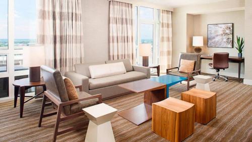 Una sala de estar con un sofá y sillas y una mesa. en The Westin Chicago North Shore, en Wheeling