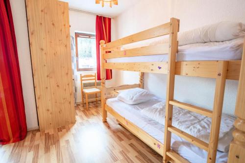 a bedroom with two bunk beds in a room at Résidence Les Portes De La Vanoise - 2 Pièces pour 4 Personnes 193151 in Villarodin-Bourget