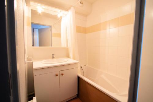 a bathroom with a sink and a bath tub at Résidence Les Balcons De La Vanoise - 2 Pièces pour 6 Personnes 193186 in Villarodin-Bourget