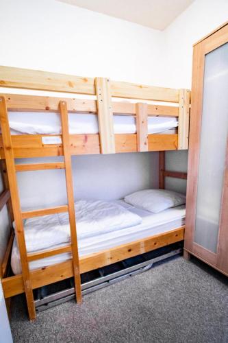 quelques lits superposés dans une chambre dans l'établissement Résidence Les Portes De La Vanoise - LES PORTES DE LA VANOISE - SB504B MAE-3184, à Villarodin-Bourget