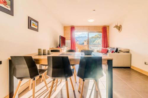 une cuisine et une salle à manger avec une table et des chaises dans l'établissement Résidence Les Balcons EtoilÉs - Appartement 4 au pied des pistes MAE-3261, à Champagny-en-Vanoise