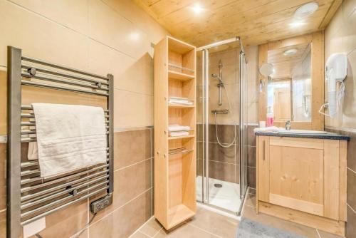 une salle de bain avec douche et lavabo dans l'établissement Résidence Les Balcons EtoilÉs - Appartement 4 au pied des pistes MAE-3266, à Champagny-en-Vanoise