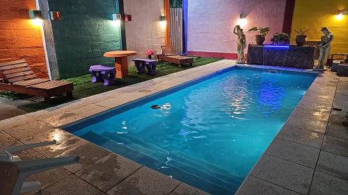 una piscina en medio de un patio por la noche en Hospedaje Los 7 Arcangeles en Termas de Río Hondo