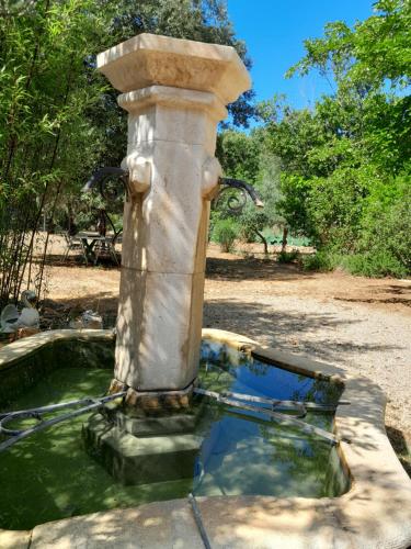 a bird bath with a fountain in a yard at Domaine d'Avalon in Lorgues