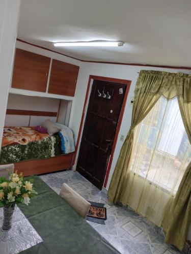 - une chambre avec un lit et une porte avec une fenêtre dans l'établissement Lupinos 2, à Ushuaia