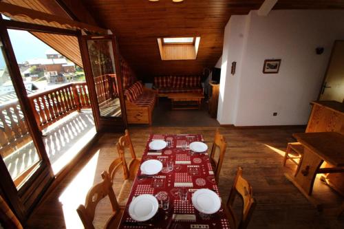 une salle à manger avec une table et des chaises sur un balcon dans l'établissement Résidence Le Centre - 4 Pièces pour 8 Personnes MAE-3294, à Champagny-en-Vanoise