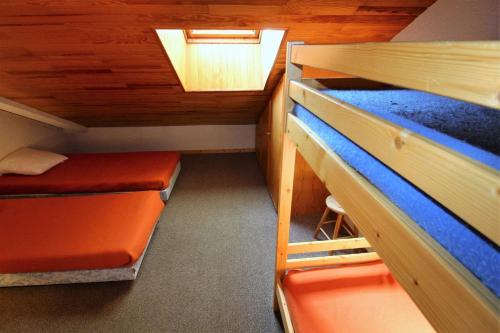 une petite chambre avec deux lits superposés et une fenêtre dans l'établissement Résidence Le Centre - 4 Pièces pour 8 Personnes MAE-3294, à Champagny-en-Vanoise