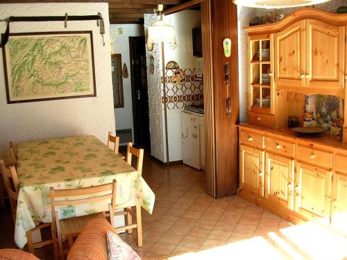 une cuisine et une salle à manger avec une table et un comptoir dans l'établissement Résidence Les PrimevÈres - 3 Pièces pour 6 Personnes MAE-3301, à Champagny-en-Vanoise