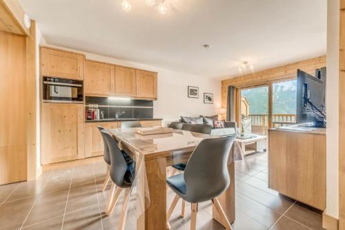 une cuisine avec une table et des chaises en bois dans l'établissement Résidence Les Balcons EtoilÉs - Appartement 4 au pied des pistes MAE-3304, à Champagny-en-Vanoise