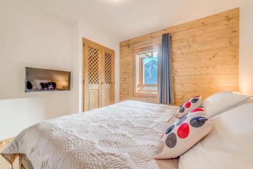 une chambre avec un lit blanc et une fenêtre dans l'établissement Résidence Les Balcons EtoilÉs - Appartement 4 au pied des pistes MAE-3304, à Champagny-en-Vanoise