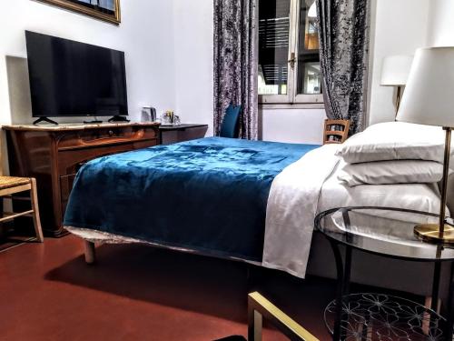 En eller flere senge i et værelse på NIK Rooms