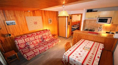 un salon avec un canapé et une table dans l'établissement Résidence Le Centre - 2 Pièces pour 5 Personnes MAE-3327, à Champagny-en-Vanoise