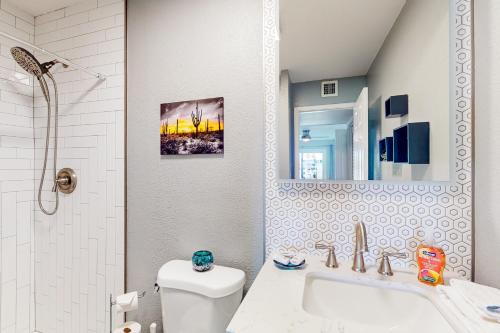 uma casa de banho branca com um lavatório e um WC em Valley of the Sun em Phoenix