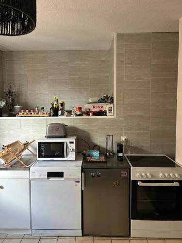 Η κουζίνα ή μικρή κουζίνα στο Charme,détente et vue imprenable en centre ville