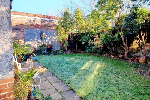 un cortile con un prato con piante e una recinzione di Majestic! Beautiful home in a posh neighbourhood a Liverpool