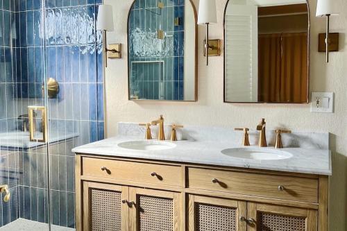 een badkamer met 2 wastafels en een douche bij Peaceful Retreat on Quiet Cove on Lake Travis in Lakeway