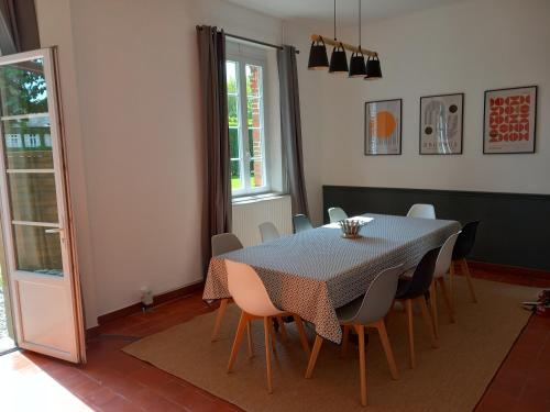 une salle à manger avec une table et des chaises dans l'établissement Le Briquet d'Artois, à Domqueur