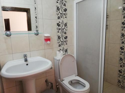 uma pequena casa de banho com lavatório e WC em PINAR OTEL em Amasra
