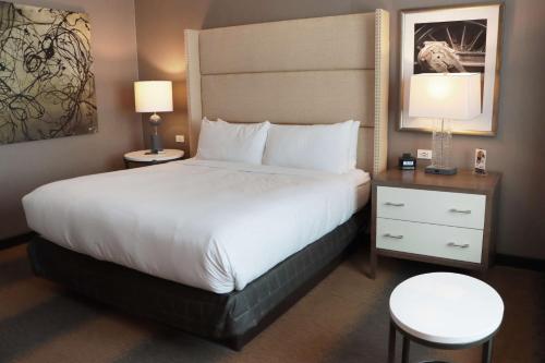 Ένα ή περισσότερα κρεβάτια σε δωμάτιο στο DoubleTree by Hilton Hotel Reading