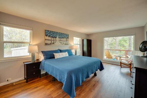 - une chambre avec un lit bleu et 2 fenêtres dans l'établissement Versatile Home with Deck and Grill, 1 Mi to Lake!, à Pottsboro