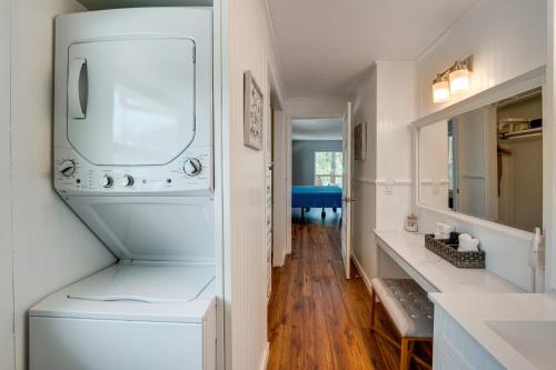 uma cozinha com máquina de lavar e secar roupa em Versatile Home with Deck and Grill, 1 Mi to Lake! em Pottsboro