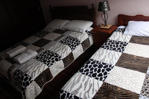two beds sitting next to each other in a bedroom at Casa de Tulia in Quito