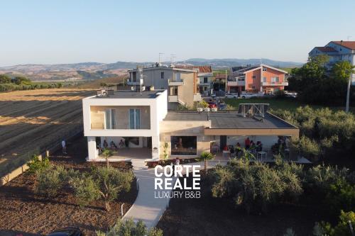 eine Luftansicht eines Hauses auf einem Feld in der Unterkunft CORTE REALE Luxury B&B in San Salvo