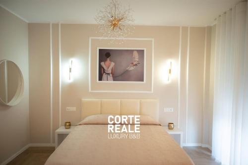 サン・サルヴォにあるCORTE REALE Luxury B&Bのベッドルーム1室(ベッド1台、サイン付)