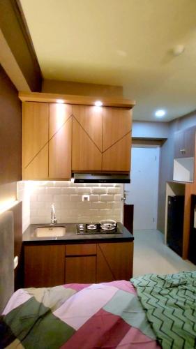 Dapur atau dapur kecil di Apartemen Green Pramuka City by BOBOLELAP