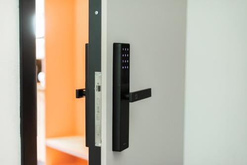 - la fermeture d'une porte à une chambre dans l'établissement Dimov Center Apartment, à Skopje