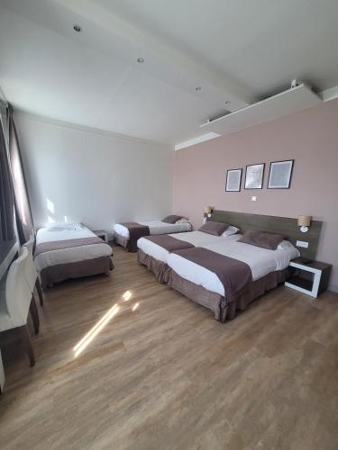 a bedroom with two beds in a room at KYRIAD ORANGE Centre Ville - HOTEL & RESTAURANT & BAR - La Galerie d'Art des Princes - Provence Alpes Côte d'Azur - France - Proche A7-A9 - exit21- Châteauneuf-du-Pape Avignon Bollene Nimes - 24h-24h in Orange