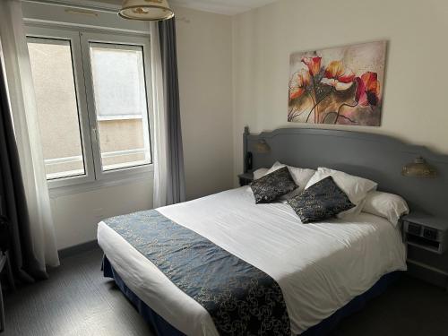 - une chambre avec un lit et 2 oreillers dans l'établissement Auberge Champenoise, à Moussy