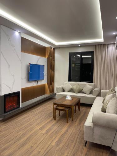 uma sala de estar com um sofá e uma lareira em الرياض-حي الربيع em Riyadh