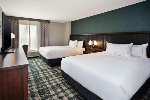 Postel nebo postele na pokoji v ubytování DoubleTree by Hilton Lansing