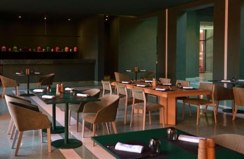 Un lugar para sentarse en Doubletree By Hilton Ben Guerir Hotel & Residences