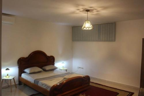 - une chambre avec un lit et un plafond dans l'établissement Dar Sarra, à Sousse