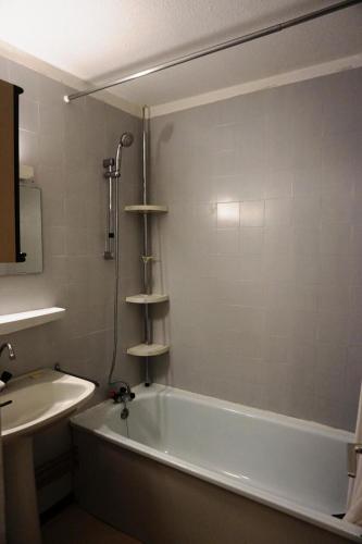 une salle de bain avec une baignoire et un lavabo dans l'établissement Résidence Rond Point I - studio 4/5 personnes MAE-1549, à Orcières