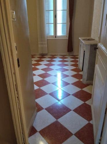 - un couloir avec un sol en damier dans l'établissement Iwaren appartement, à Oran