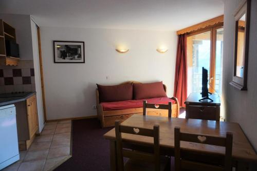 un salon avec un canapé et une table dans l'établissement Résidence Cristallines - 2 Pièces 4 Personnes MAE-9380, à Orcières
