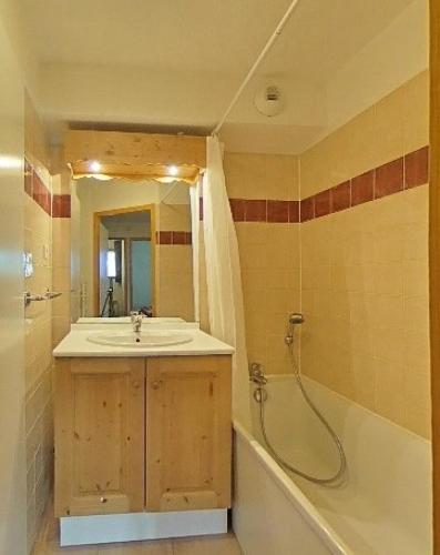 une salle de bain avec un lavabo, une baignoire et un miroir dans l'établissement Résidence Cristallines - 2 Pièces cabine duplex 6 personnes MAE-9941, à Orcières