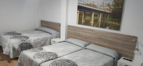 ein Wohnzimmer mit 2 Betten und einem Sofa in der Unterkunft Five villages in Logroño