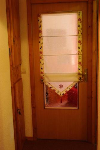 une porte avec une fenêtre avec un store dans l'établissement Résidence Bon Accueil - Studio 3 personnes 2 exposé Ouest MAE-8544, à Valloire
