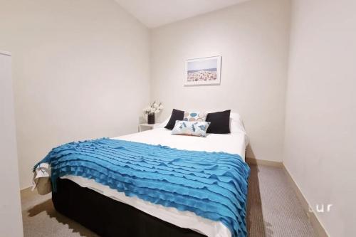 מיטה או מיטות בחדר ב-Cosy 2 bedroom apartment