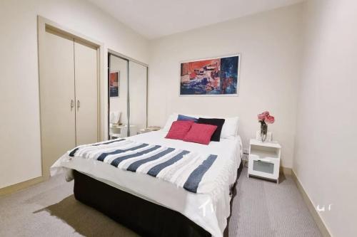 מיטה או מיטות בחדר ב-Cosy 2 bedroom apartment